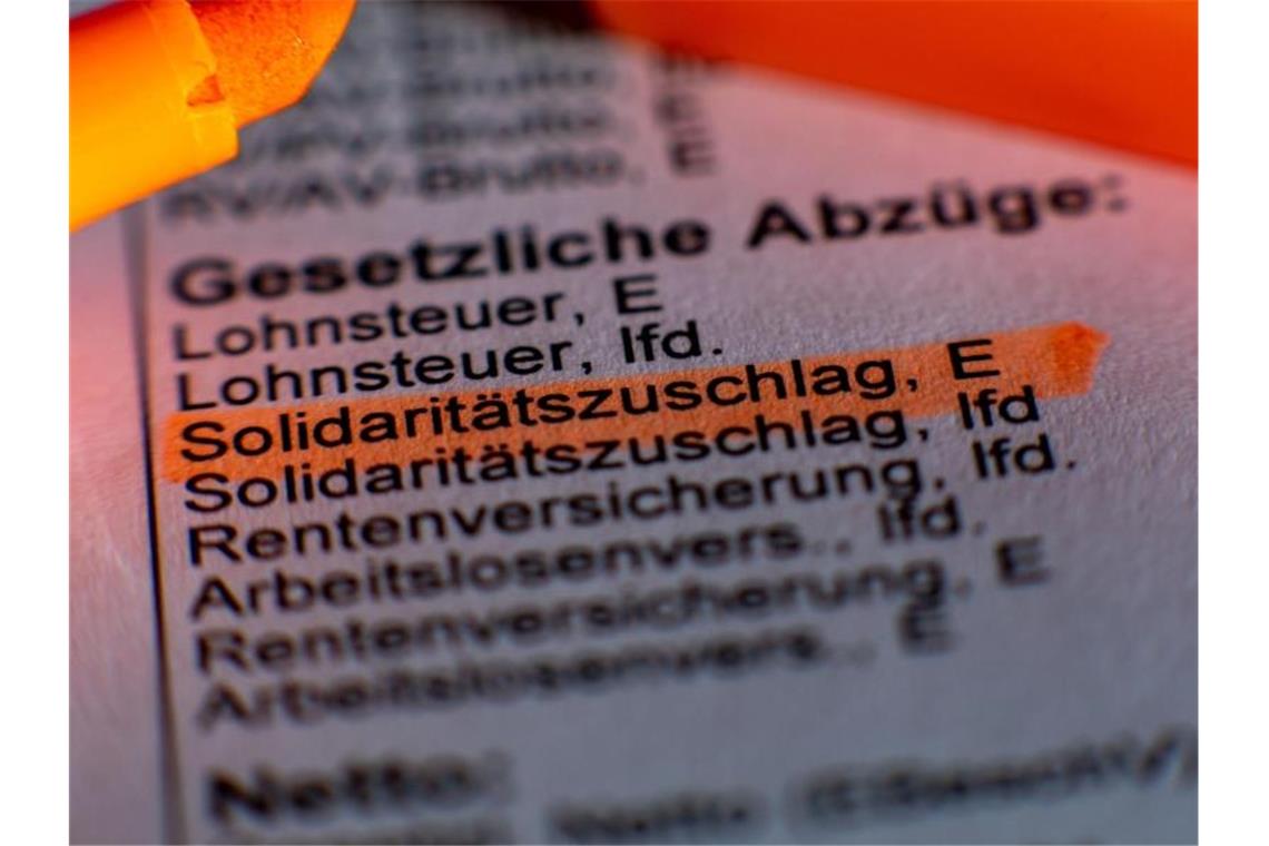 Coronavirus: Hoffmeister-Kraut fordert Soli-Abschaffung Der Posten Solidaritätszuschlag ist auf einer Lohnabrechnung markiert. Foto: Jens Büttner/dpa-Zentralbild/dpa/Archivbild