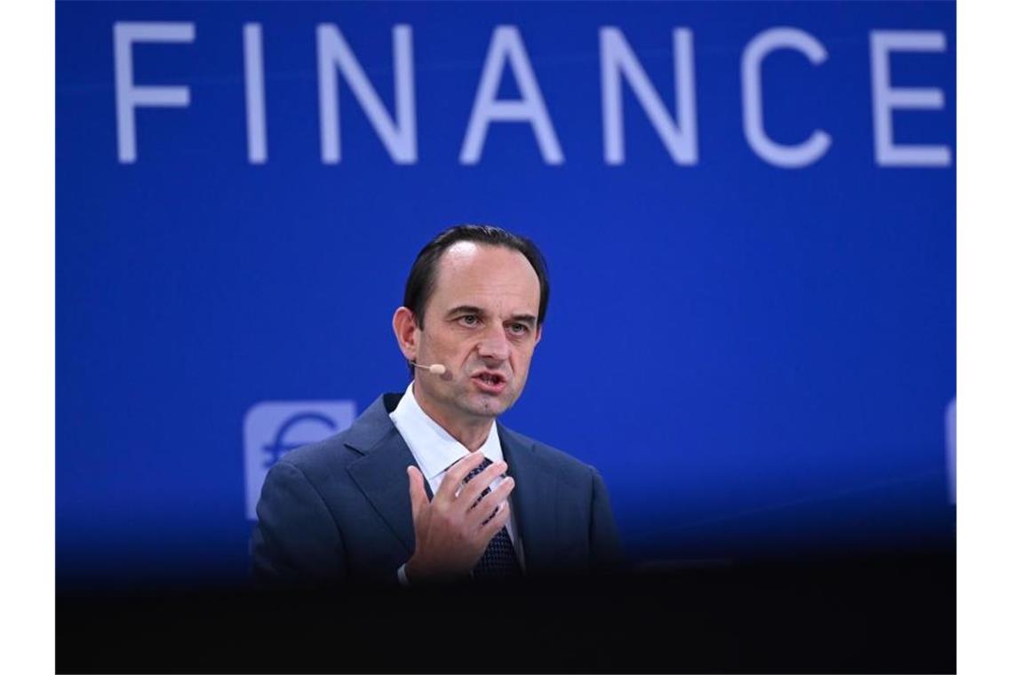 Der Präsident der Bafin Mark Branson spricht bei der „Euro Finance Week“ über den Kampf gegen Geldwäsche und Cyberrisiken. Foto: Arne Dedert/dpa