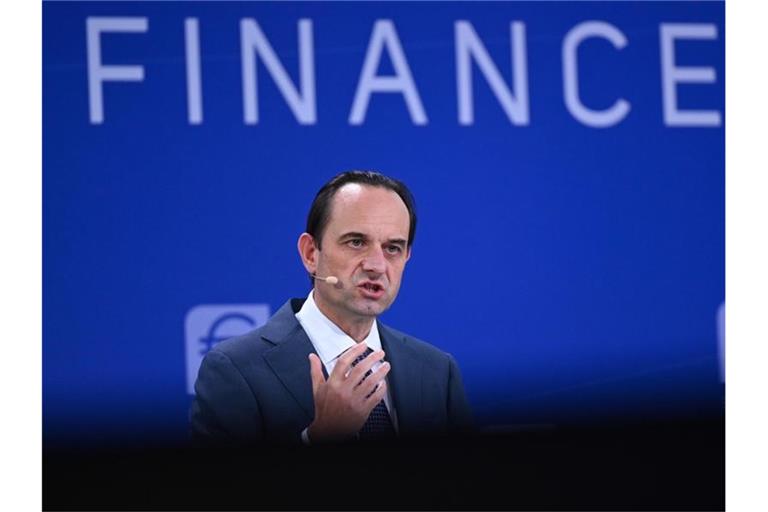 Der Präsident der Bafin Mark Branson spricht bei der „Euro Finance Week“ über den Kampf gegen Geldwäsche und Cyberrisiken. Foto: Arne Dedert/dpa