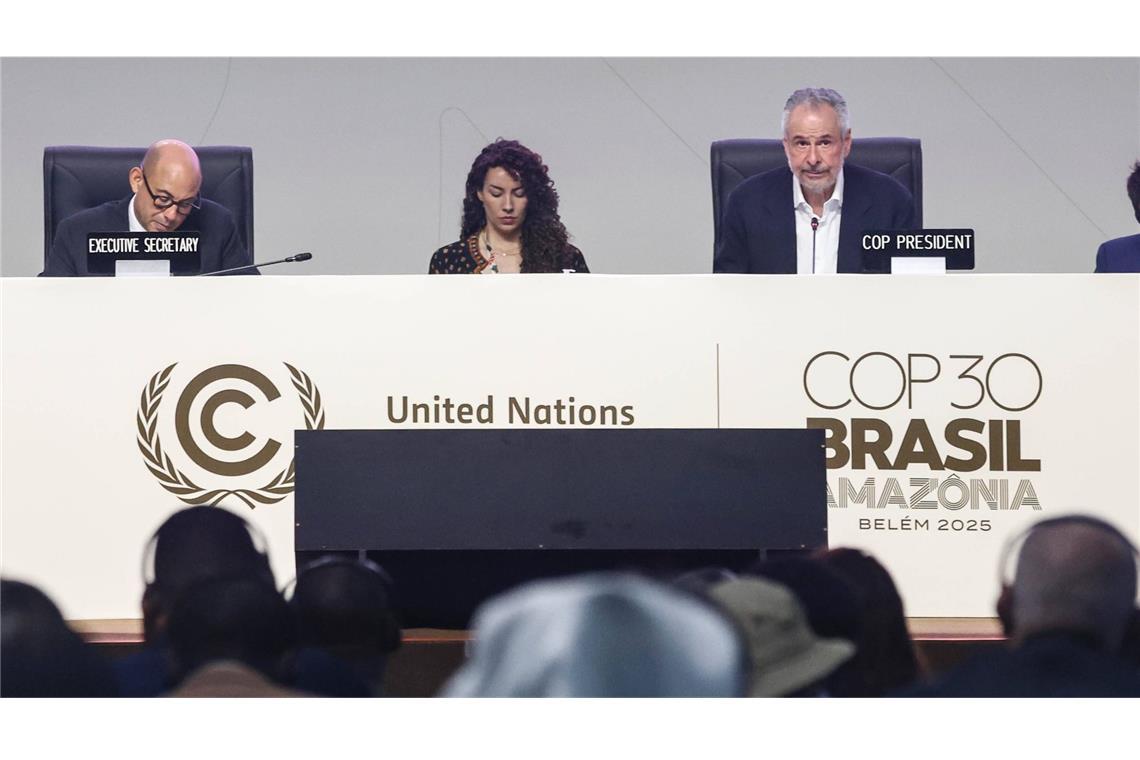 Der Präsident der COP 30, Andre Aranha Correa do Lago (re.), schaut eher skeptisch auf das vielköpfige und vielstimmige Plenum der Klimakonferenz im brasilianischen Belém.