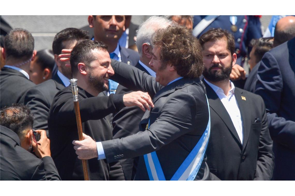 Der Präsident der Ukraine, Wolodymyr Selenskyj, gratuliert Javier Milei, dem neu gewählten Präsidenten von Argentinien in Buenos Aires. Inmitten einer schweren Wirtschaftskrise hat der ultraliberale Ökonom Milei sein Amt angetreten.