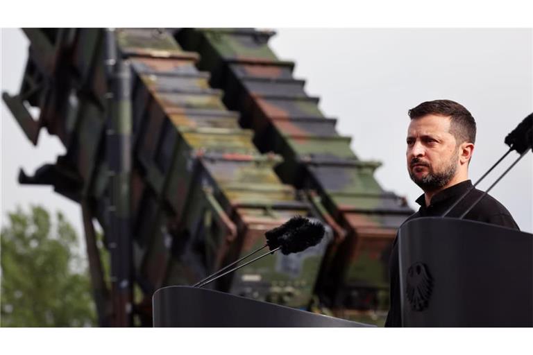Der Präsident der Ukraine, Wolodymyr Selenskyj,steht bei seinem Besuch auf einem Truppenübungsplatz vor einem Flugabwehrraketensystem vom Typ «Patriot».