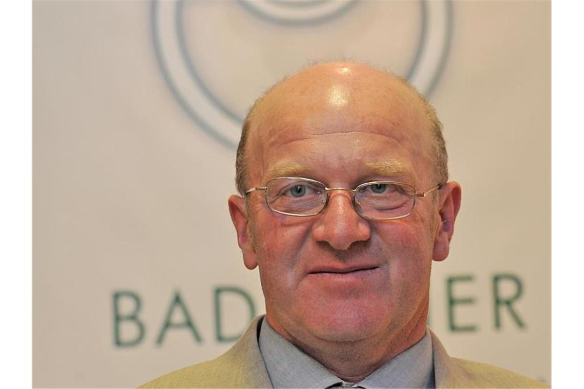 Weinbauverband ist gegen Volksbegehren für Artenschutz Der Präsident des Badischen Weinbauverbandes, Kilian Schneider, steht vor dem Logo des Verbands. Foto: Patrick Seeger/Archivbild