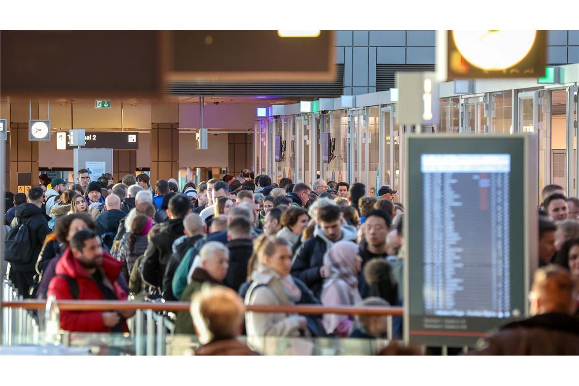 Der Präsident des Bundesverbandes der Luftsicherheitsunternehmen (BDLS), Alexander Borgschulze, sagt, die Personalgewinnung sei für die Branche eine Herausforderung und "das bestehende System stößt an seine Grenzen". (Symbolbild)