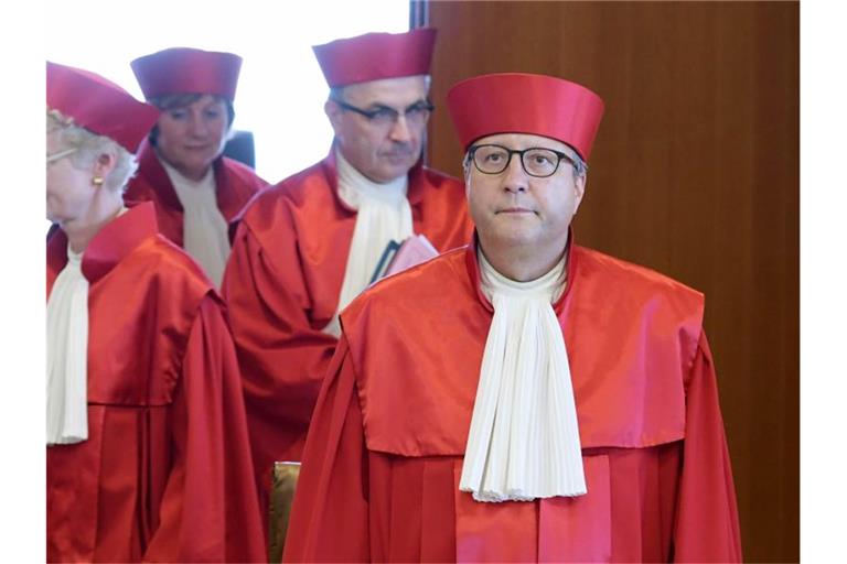 Der Präsident des Bundesverfassungsgerichts, Andreas Voßkuhle (r), sprach zum Auftakt der Verhandlung von nach wie vor großen Bedenken gegen die milliardenschweren EZB-Anleihenkäufe. Foto: Uli Deck