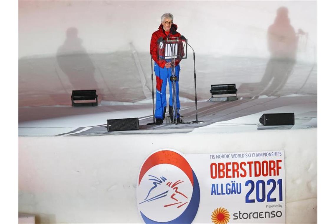 Nordische Ski-WM in Oberstdorf eröffnet Der Präsident des Deutschen Skiverbandes, Franz Steinle, redet zu Beginn der Eröffnungsfeier. Foto: Daniel Karmann/dpa
