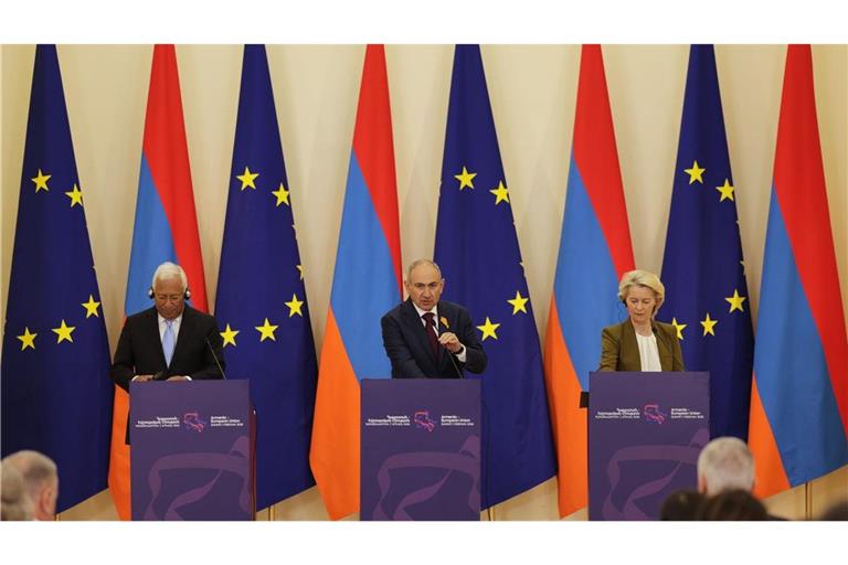 Der  Präsident des Europäischen Rates Antonio Costa (v.l.), der armenische Premierminister Nikol Paschinjan und die Präsidentin der Europäischen Kommission Ursula von der Leyen am EU-armenien-Gipfel.