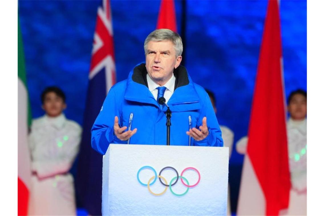 „Außergewöhnliche Spiele“: Olympia in Peking ist Geschichte Der Präsident des IOC, Thomas Bach, hält eine abschließende Rede bei den olympischen Winterspielen 2022. Foto: Michael Kappeler/dpa