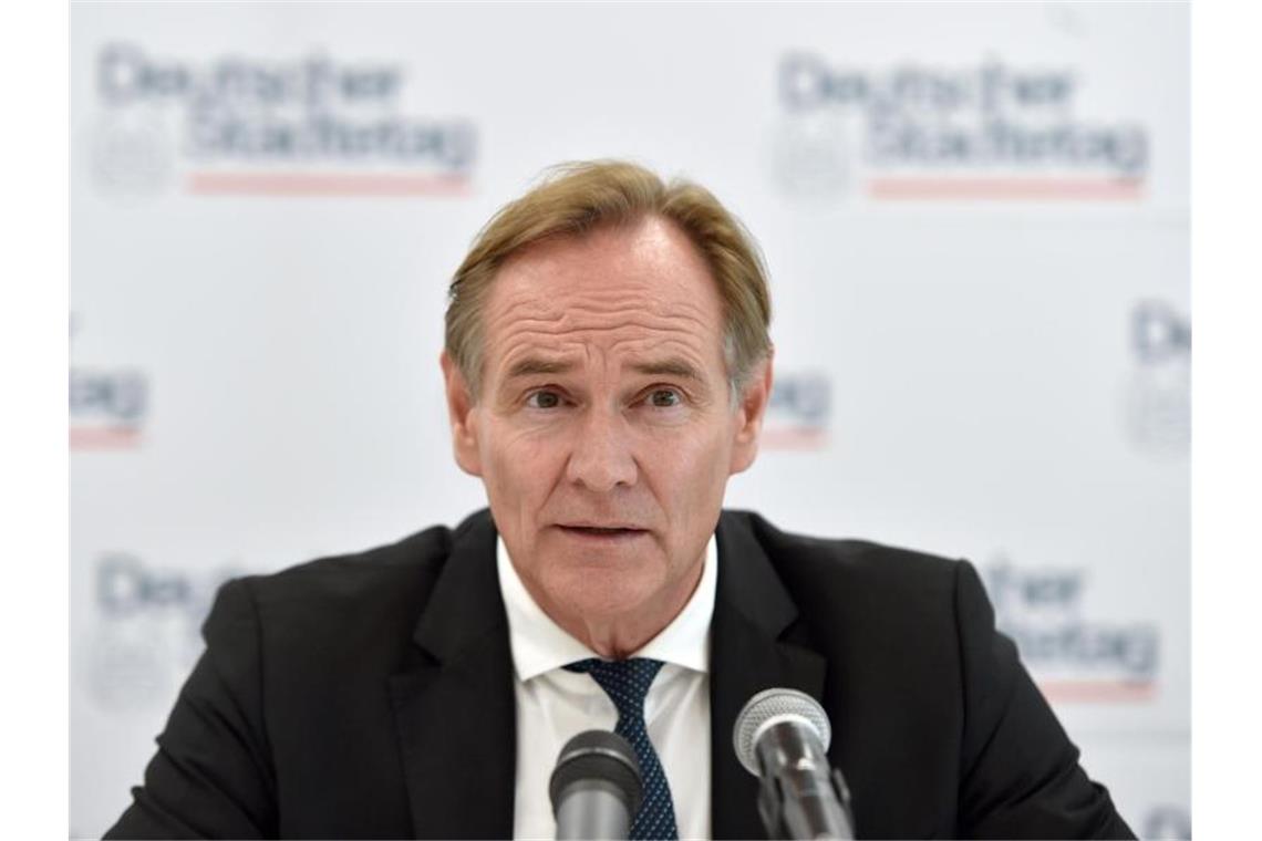 Der Präsident des Städtetages Burkhard Jung (SPD) spricht während einer Pressekonferenz. Foto: Caroline Seidel/dpa