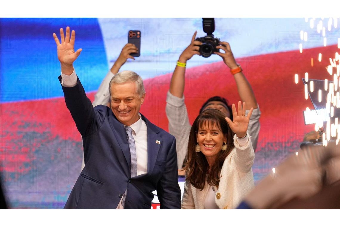 Der Präsidentschaftskandidat Jose Antonio Kast und seine Frau Maria Pia Adriasola winken ihren Anhängern zu.