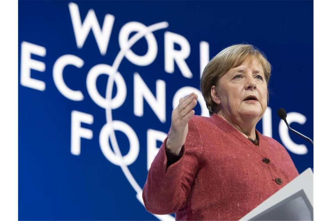 „Der Preis des Nichthandelns ist viel höher als der Preis des Handelns.“: Bundeskanzlerin Angela Merkel spricht beim Weltwirtschaftsforum in Davos. Foto: Gian Ehrenzeller/KEYSTONE/dpa