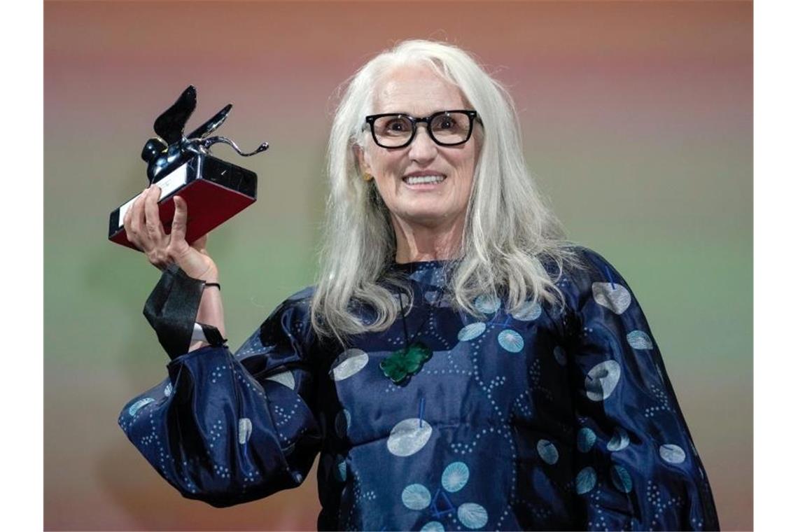 Der Preis für die beste Regie geht an Jane Campion aus Neuseeland für "The Power Of The Dog". Foto: Domenico Stinellis/AP/dpa