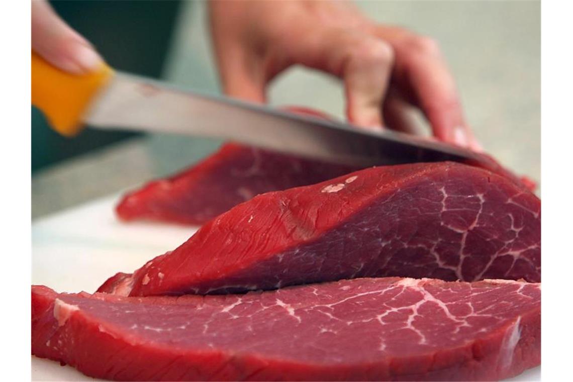 Der Preis für Rindfleisch soll den Angaben zufolge bis 2028 um knapp zwei Prozent zurückgehen. Foto: Oliver Berg/Symbolbild