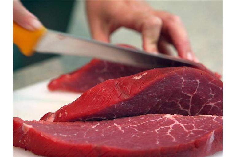 Der Preis für Rindfleisch soll den Angaben zufolge bis 2028 um knapp zwei Prozent zurückgehen. Foto: Oliver Berg/Symbolbild