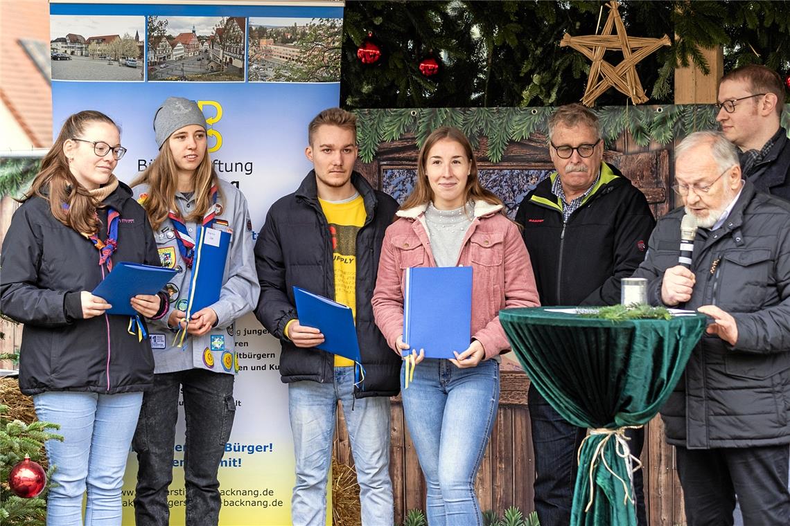 Der Preis ist am Samstag auf dem Backnanger Weihnachtsmarkt verliehen worden. Foto: Dietmar van der Linden