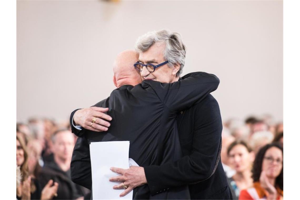 Der Preisträger und sein Laudator: Sebastião Salgado und Wim Wenders. Foto: Andreas Arnold/dpa