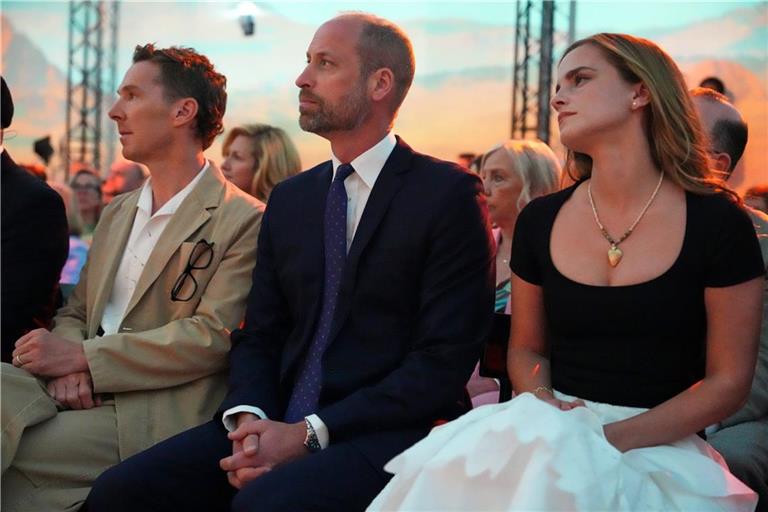 Der Prinz von Wales sitzt neben Emma Watson (r) und dem Schauspieler Benedict Cumberbatch (l), als er an dem wegweisenden Wirtschaftsforum teilnimmt, zu dem globale Wirtschaftsführer im Rahmen der Initiative „United for Wildlife“ der Royal Foundation im Frameless im Zentrum Londons zusammengekommen sind – damit wird die London Climate Action Week eröffnet.