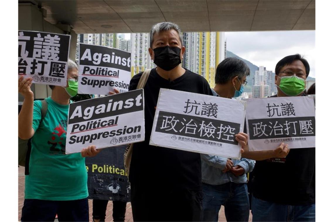 Sieben Hongkonger Aktivisten für schuldig befunden Der pro-demokratische Aktivist Lee Cheuk-yan (m.) während eines Protests vor einem Gericht. Foto: Vincent Yu/AP/dpa
