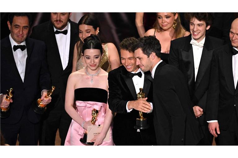 Der Produzent Alex Coco, der Regisseur Sean Baker und die Hauptdarstellerin Mikey Madison freuen sich über den Oscar als besten Film für „Anora“.