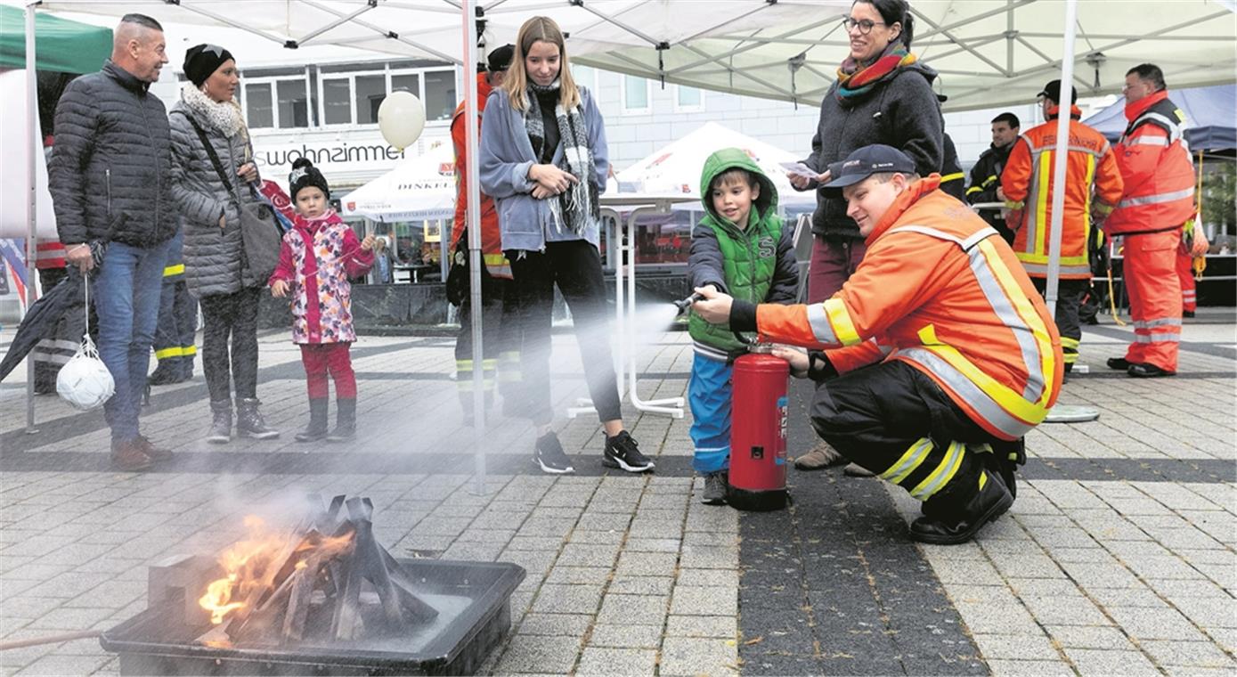 Der Profi zeigt, wie’s geht: Auf der Blaulichtmeile wurde der Umgang mit dem Feuerlöscher geübt.