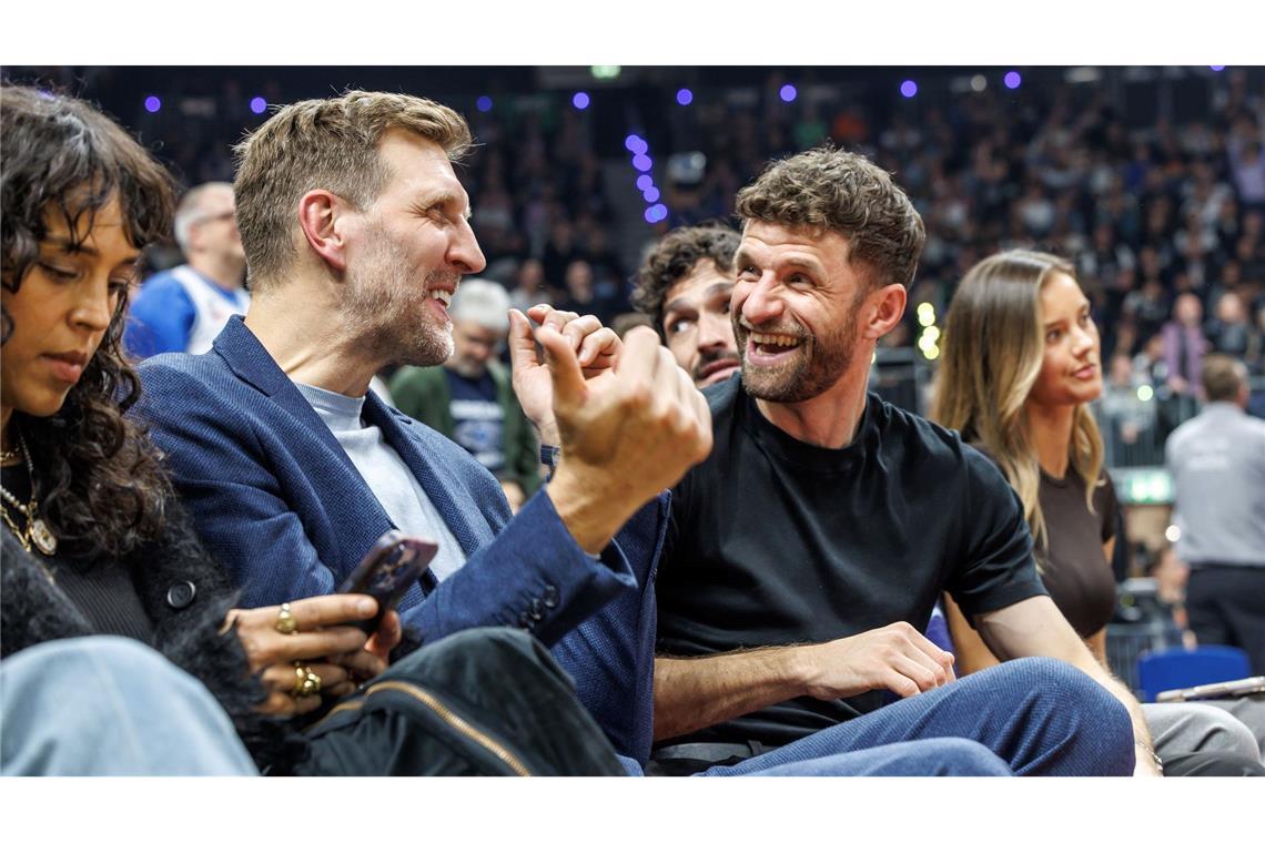 Der Promi-Faktor war gegeben: Dirk Nowitzki (l) und Thomas Müller am Spielfeldrand.