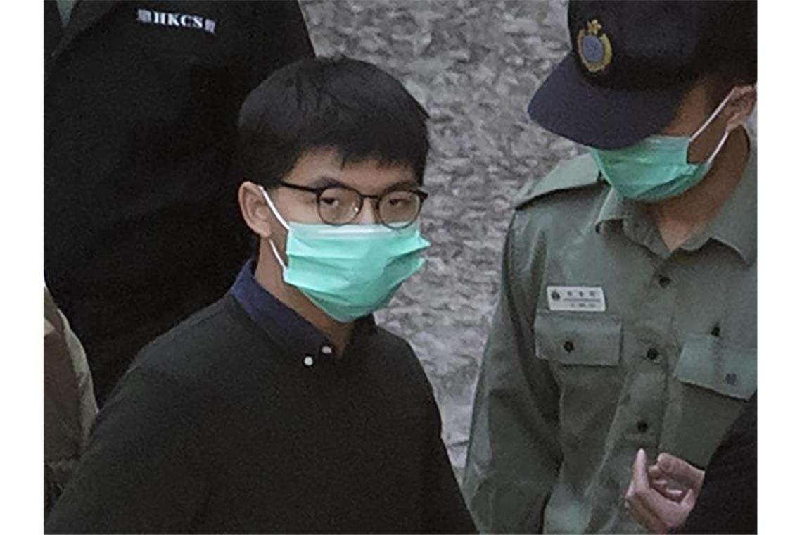 Der prominente Hongkonger Aktivist Joshua Wong und zwei seiner Mitstreiter sind für das Organisieren eines Protests zu Gefängnisstrafen verurteilt worden. Foto: Kin Cheung/AP/dpa
