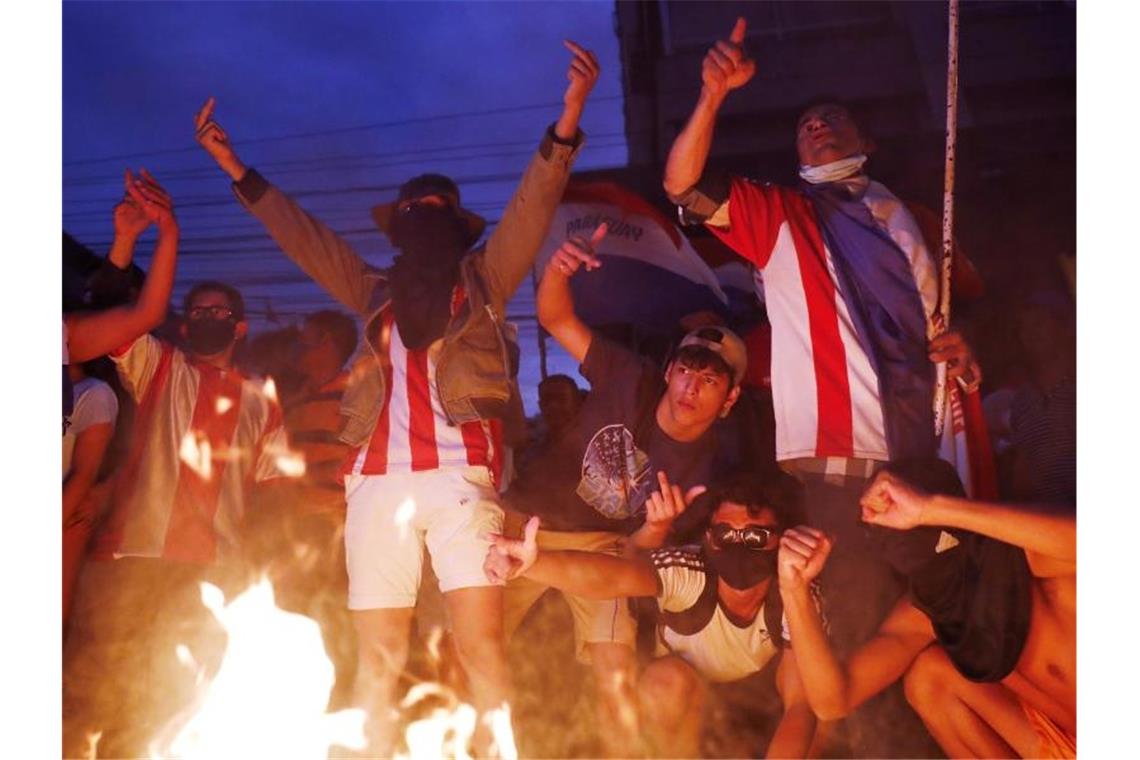 Paraguay: Schwere Krawalle bei Demo gegen Regierung Der Protest gegen die Regierung von Präsident Mario Abdo Benitez eskaliert auf den Straßen. Foto: Jorge Saenz/AP/dpa