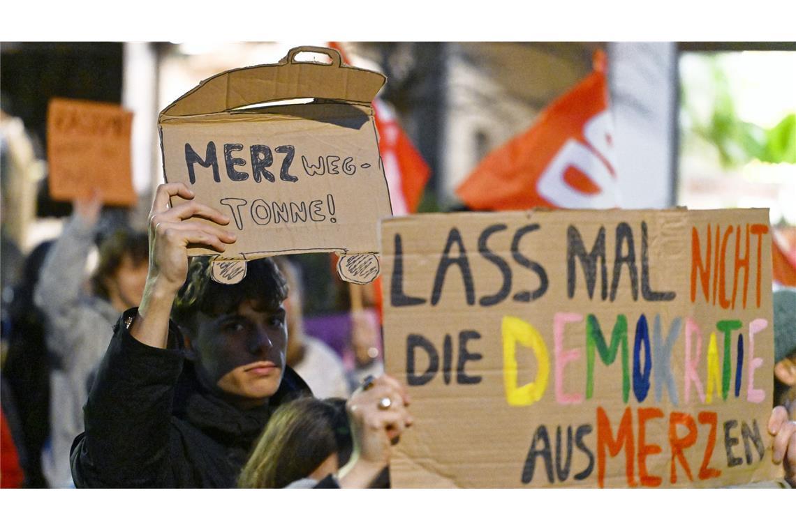 Der Protest richtete sich gegen Aussagen von Bundeskanzler Merz zu Stadtbild und Migration.