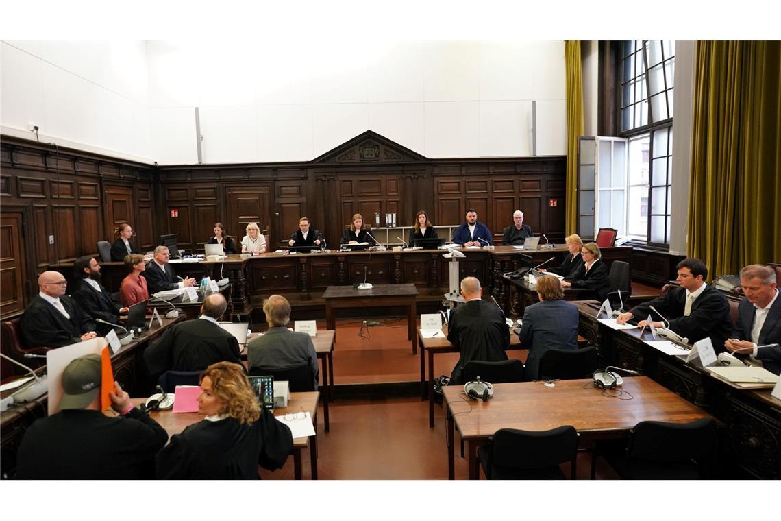 Block vor Gericht: "Entführung nicht in Auftrag gegeben" Der Prozess findet im Saal 237 statt, weil der genug Platz für so viele Zuschauer bietet.