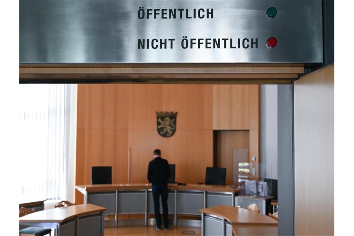 Der Prozess gegen einen mutmaßlichen Hacker aus Hessen wegen eines Online-Angriffs auf 1000 Prominente und Politiker beginnt ohne großes Publikum. Foto: Arne Dedert/dpa