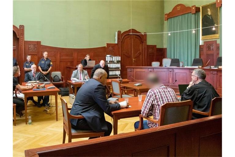 Der Prozess um den Tod der Tramperin Sophia begann mit einem Geständnis des Angeklagten (2.v.r.). Foto: Daniel Karmann
