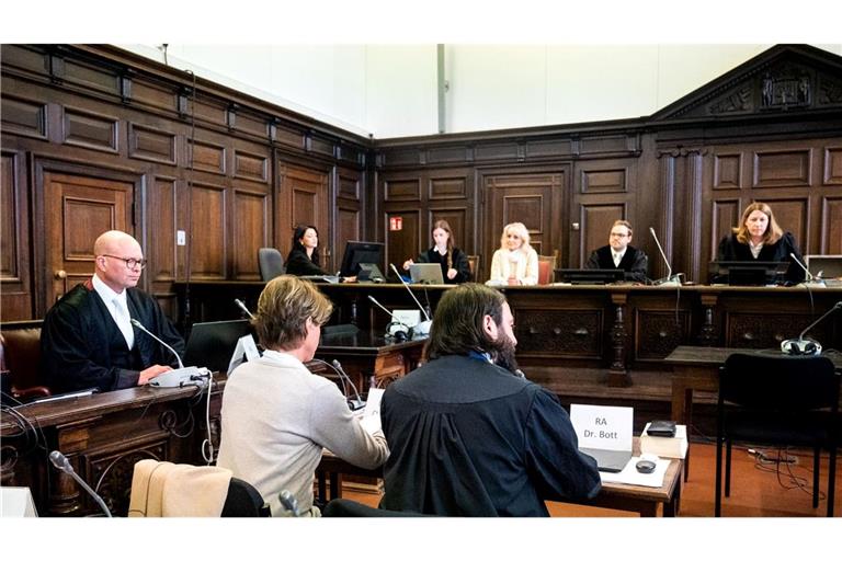 Der Prozess um die Angeklagte Block (M.l.) soll am Mittwoch in Hamburg fortgesetzt werden. (Archivbild)