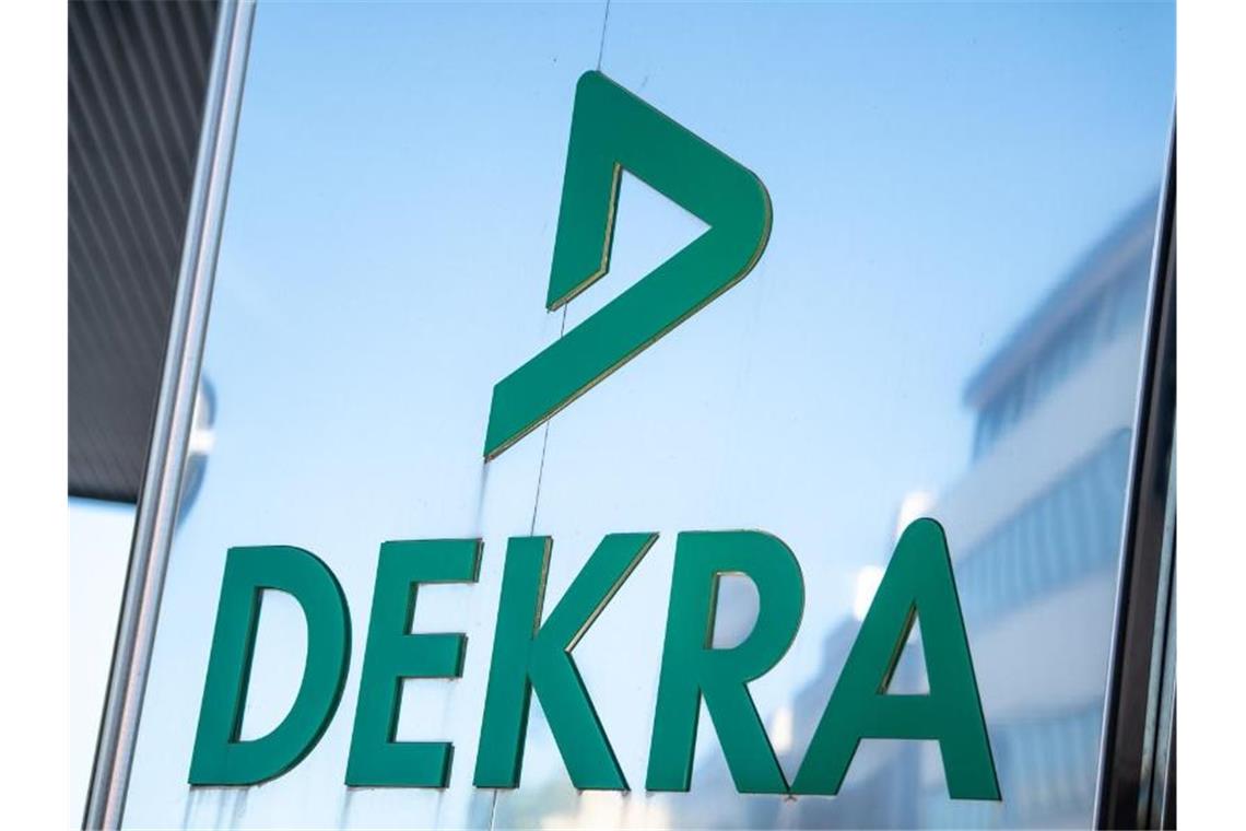 Dekra verbucht nach 16 Jahren erstmals ein Umsatzminus Der Prüfkonzern Dekra hat vor allem wegen eines Einbruchs im Geschäft mit Zeitarbeitern nach 16 Wachstumsjahren erstmals wieder ein Umsatzminus verbucht. Foto: Fabian Sommer/dpa