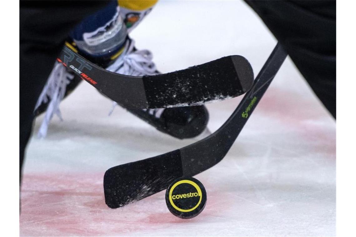 Der Puck beim Bully. Foto: Bernd Thissen/dpa/Symbolbild