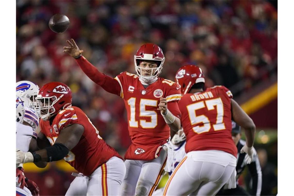 Chiefs, Rams, 49ers, Bengals: Das Hoffen auf den Super Bowl Der Quarterback der Kansas City Chiefs, Patrick Mahomes (15), wirft einen Pass. Foto: Charlie Riedel/AP/dpa