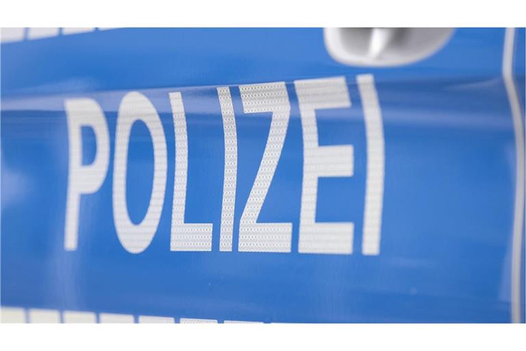 Der Radfahrer wurde laut Polizei bei dem Unfall lebensgefährlich verletzt. (Symbolbild)