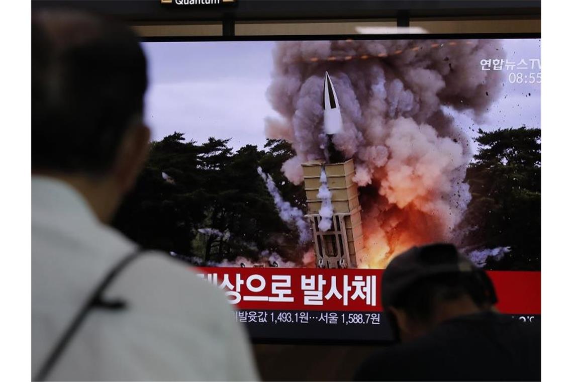 Der Raketentest wird im nordkoreanischen Fernsehen übertragen. Foto: Lee Jin-Man/AP