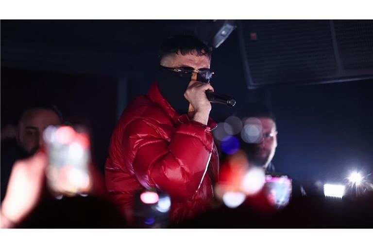Der Rapper Haftbefehl bei einem Auftritt in Gießen vergangenes Jahr. (Archivbild)