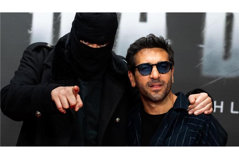 Schonungslose Doku über Haftbefehl - "Ich war schon tot" Der Rapper Haftbefehl (links) ist ein Fan großer Posen - hier bei der einer Vorführung zu seiner Dokumentation gemeinsam mit Elyas M'Barek. (Archivfoto)