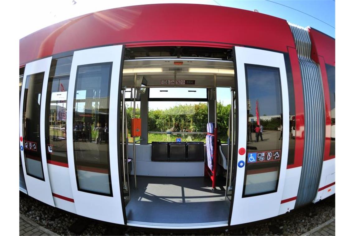 Der rassistische Vorfall ereignete sich in einer Straßenbahn in Erfurt. Foto: Martin Schutt/dpa/Symbolbild