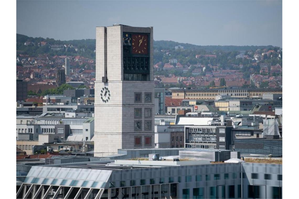 Stuttgart lässt in Corona-Schweigeminute Glockenspiel ruhen Der Rathausturm des Stuttgarter Rathauses. Foto: Marijan Murat/dpa/Archivbild
