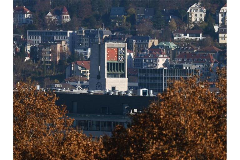 Der Rathausturm ist vor Gebäuden in der Innenstadt zu sehen. Foto: Marijan Murat/dpa