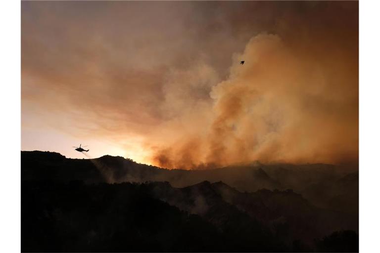 Der Rauch eines Buschfeuers im US-Bundesstaat Kalifornien verdunkelt den Himmel. Foto: Ringo H.W. Chiu/FR170512 AP/dpa