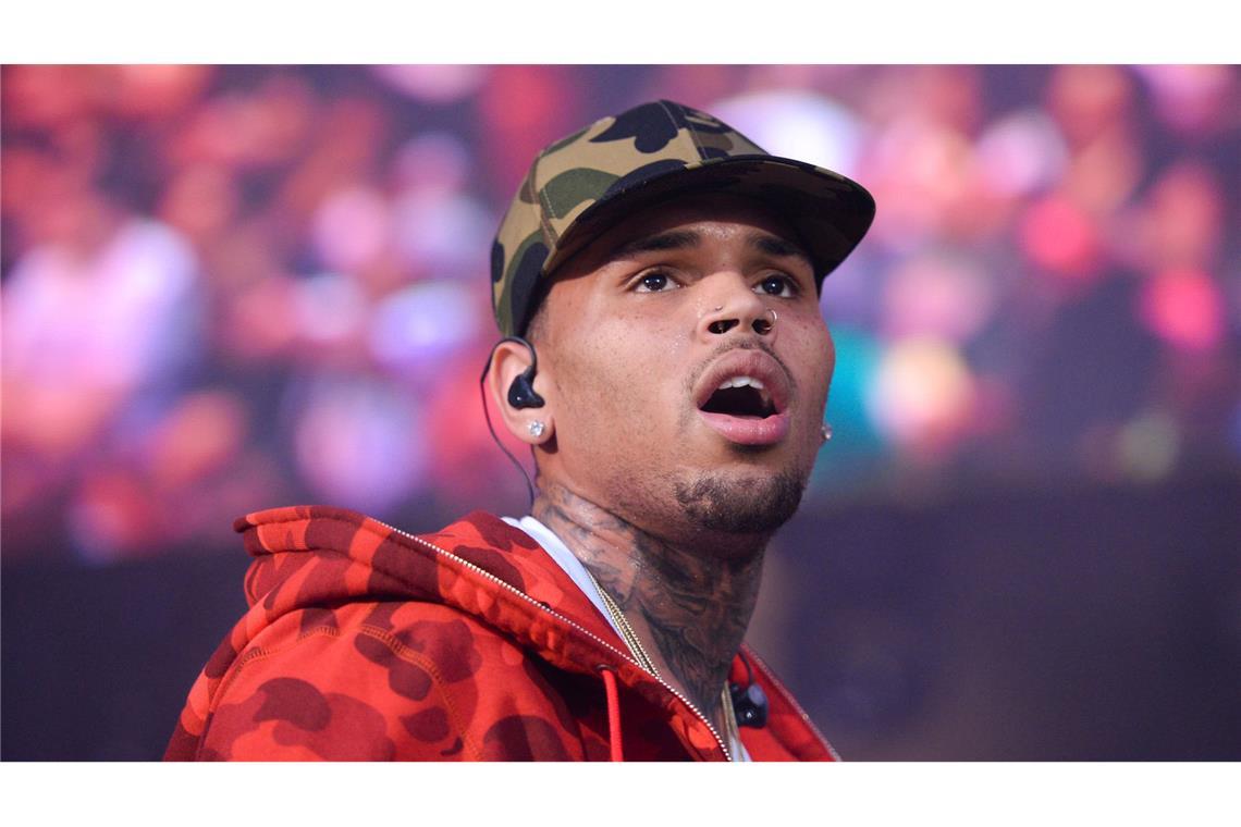 US-Sänger Chris Brown in England angeklagt Der R&B-Künstler war in der Nacht auf Donnerstag in einem Luxushotel in der nordwestenglischen Metropole von der Polizei festgenommen worden.