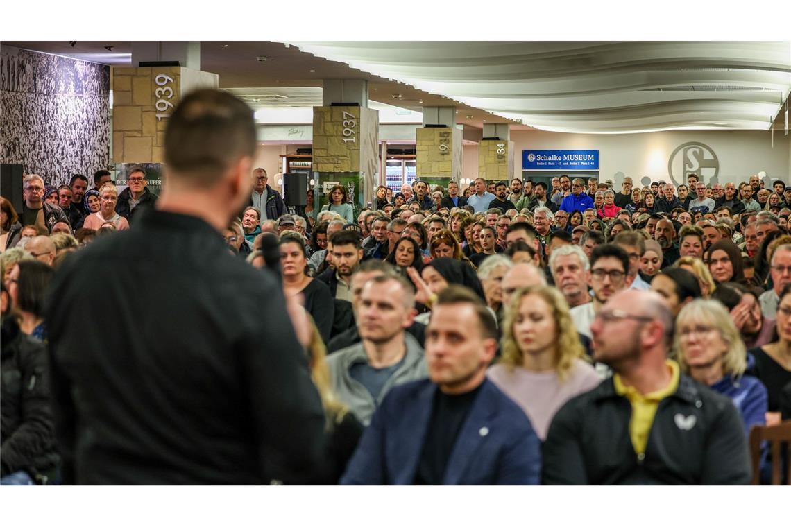 Der Rechtsanwalt Daniel Kuhlmann hat nach dem Gelsenkirchener Sparkassen-Einbruch nach eigenen Angaben erste Klagen gegen die Bank eingereicht.