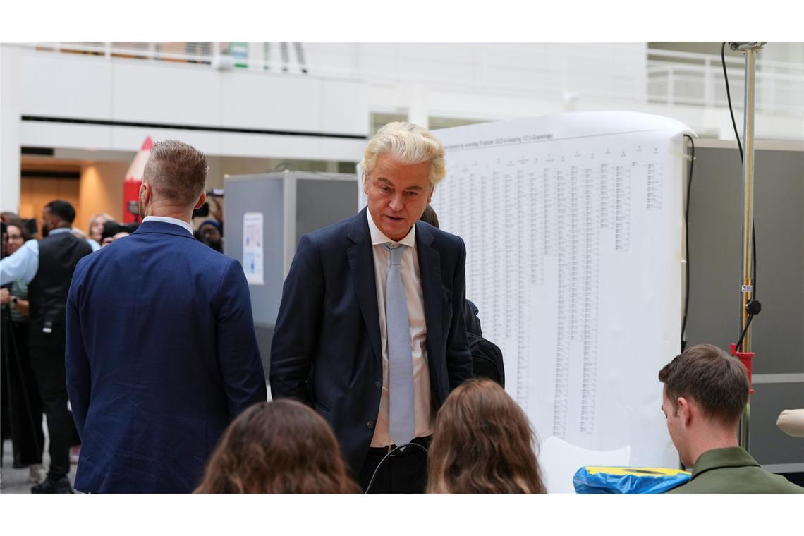 Prognose: Wilders nicht mehr stärkste Kraft Der Rechtspopulist Geert Wilders hat einer ersten Prognose zufolge bei der Parlamentswahl in den Niederlanden seine Position als stärkste politische Kraft eingebüßt.