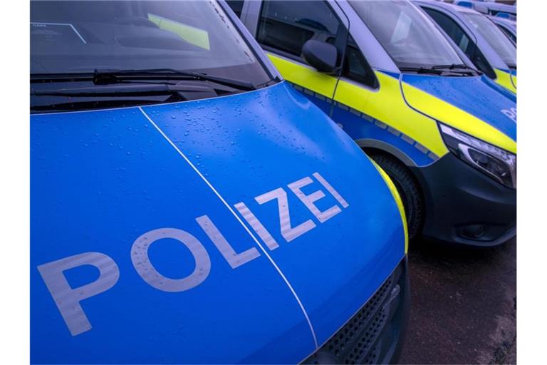 Der reflektierende Schriftzug "Polizei" ist auf einem Streifenwagen zu sehen. Foto: Jens Büttner/Archivbild