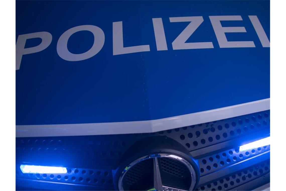 Der reflektierende Schriftzug „Polizei“ ist auf einem Streifenwagen zu sehen. Foto: Jens Büttner/dpa-Zentralbild/ZB/Symbolbild