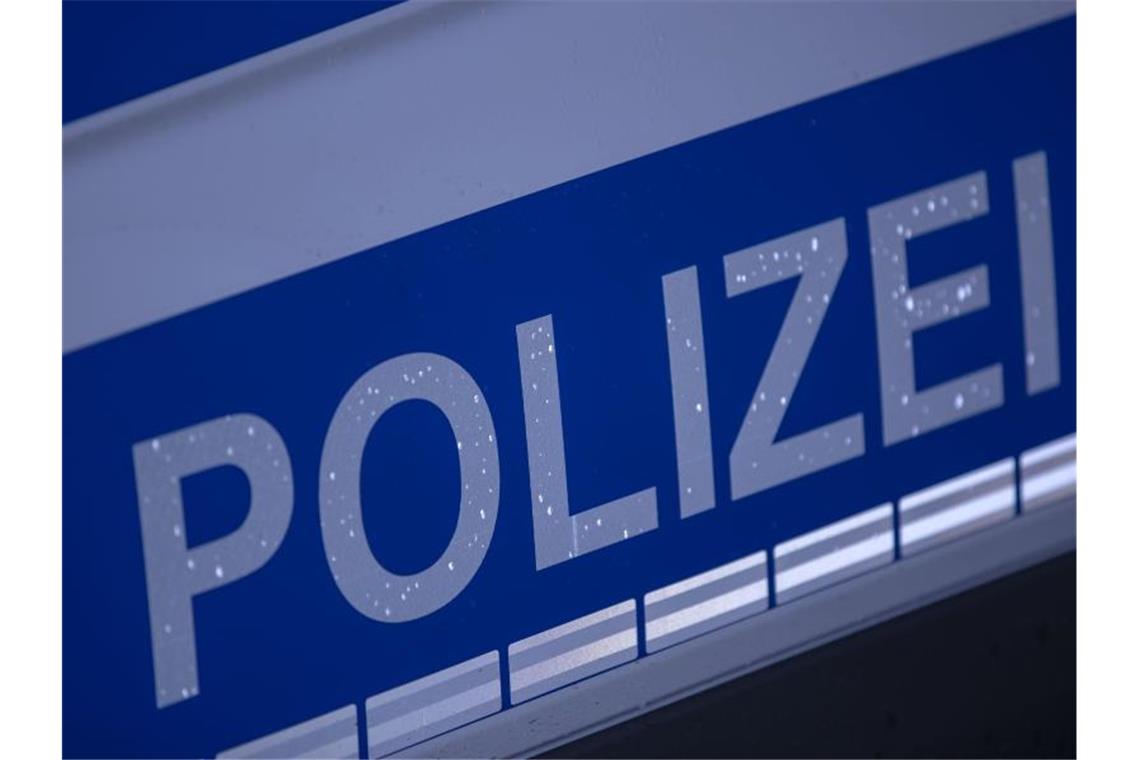 Der reflektierende Schriftzug „Polizei“ ist auf einem Streifenwagen. Foto: Jens Büttner/dpa-Zentralbild/ZB/Symbolbild