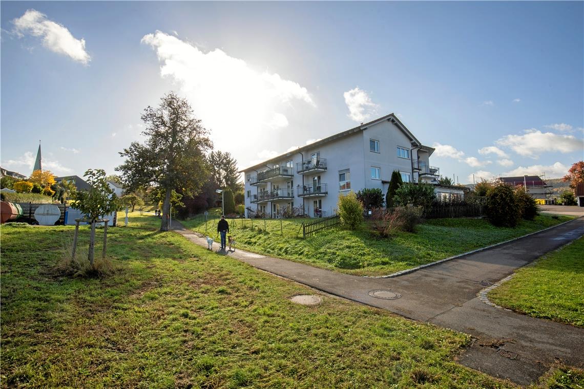 Neubau stößt nicht nur auf Gegenliebe Der rege genutzte Fußweg am Allmersbacher Alexander-Stift (rechts im Bild) vorbei soll trotz Erweiterung erhalten bleiben. Foto: A. Becher